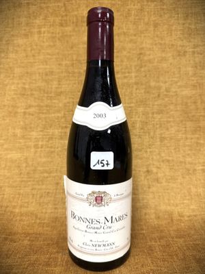 une bouteille de vin posée sur une table