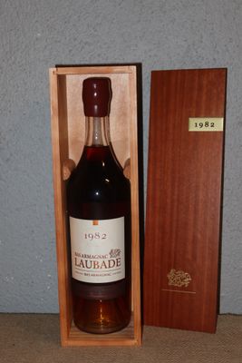 une bouteille d'alcool dans un coffret en bois posé sur une table