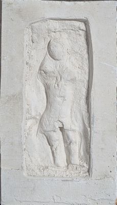 une sculpture représentant une femme sur le mur d'un immeuble