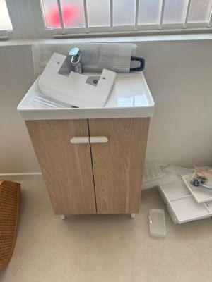 une petite salle de bains avec un lavabo et un miroir