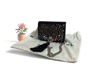 pochette noire ornée de pompons et d'une fleur en pot