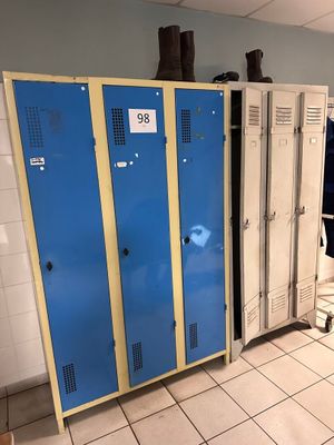 trois casiers bleus dans une pièce au sol carrelé de blanc