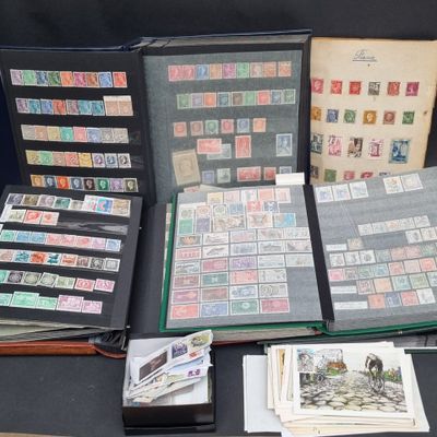 plusieurs types de timbres différents sur une table