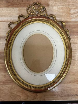 une photo d'un cadre doré accroché au mur