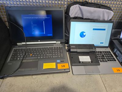 deux ordinateurs portables posés l'un à côté de l'autre sur la table