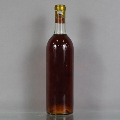 une bouteille d'alcool posée sur une table en verre