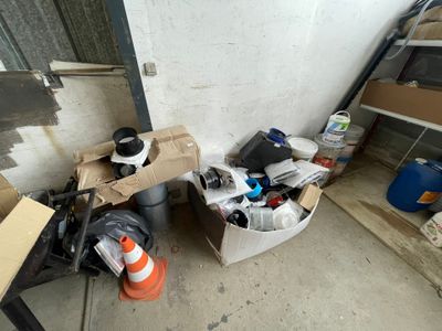 un tas d'ordures dans un coin d'une pièce
