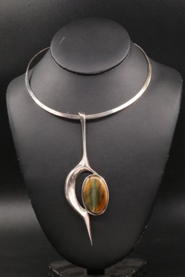 un gros plan d'un collier sur un mannequin, sur fond noir