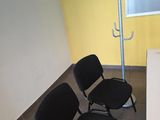 deux chaises noires et une table blanche dans une pièce