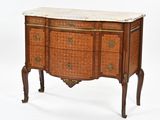 une petite commode avec un plateau en marbre