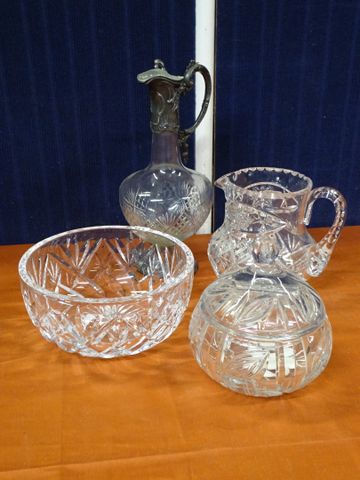 Saladier en cristal taillé. Non signé. H 9.5 D 21 cm ; Lot compre...