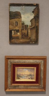 deux tableaux accrochés au mur au-dessus des toilettes