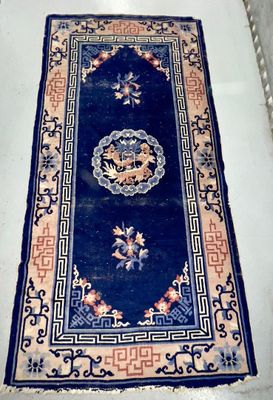 un tapis posé à même le sol dans une pièce