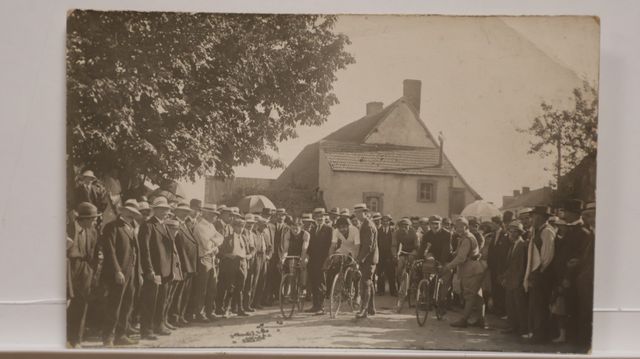 Mainsat ? : Autre course de cyclistes ? Carte-Photo. Petits défau...