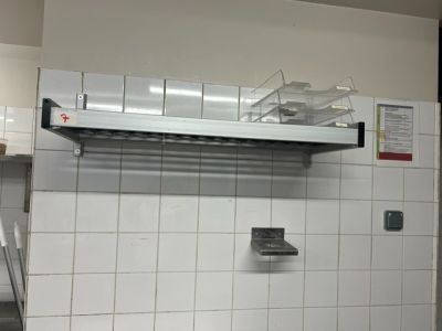 une photo d'une cuisine professionnelle aux murs carrelés de blanc