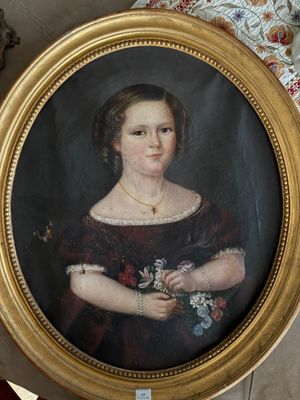 tableau représentant une femme en robe rouge tenant un bouquet de fleurs