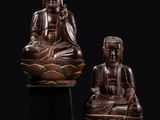 une paire de bouddhas en bois sculpté sur socles