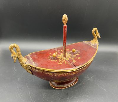 un vieux bol rouge et doré orné de deux oiseaux