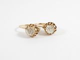 une photo d'une paire de boucles d'oreilles en or serties de diamants