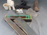 Plusieurs morceaux de bois sont posés sur une table, à côté desquels se trouve une figurine de chat.