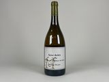 une bouteille de vin posée sur une table
