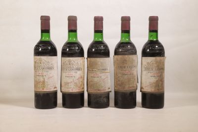 trois bouteilles de vin posées l'une à côté de l'autre sur une table