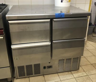 deux réfrigérateurs en acier inoxydable dans une cuisine au sol carrelé