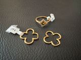 deux bagues en or et une bague ornée d'une fleur