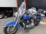 une moto bleue garée devant un immeuble
