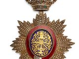 un gros plan d'une médaille surmontée d'une couronne