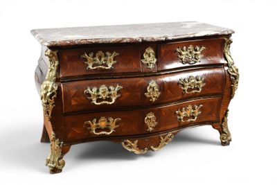une commode avec un plateau en marbre sur fond blanc