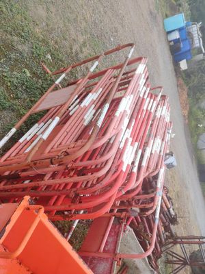 un tas de chaises rouges posées au bord de la route
