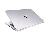 un ordinateur portable ouvert sur une surface blanche