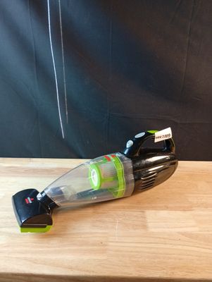 un aspirateur posé sur une table en bois