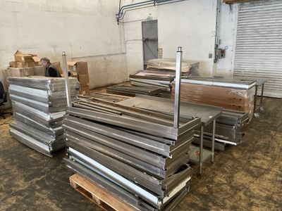 Lot d'environ 60 tables inox entretoisées de 180x60 démontées, dont ne