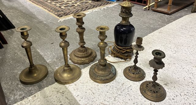 Six bougeoirs en laiton et cuivre, lampe à pétrole en céramique b