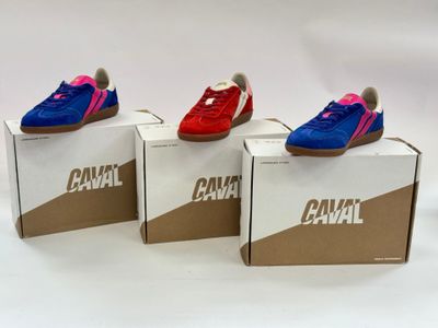 trois paires de chaussures bleues et rouges posées sur une boîte