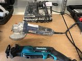 de nombreux outils posés sur une table
