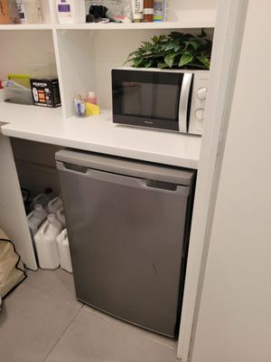 une petite cuisine équipée d'un micro-ondes et d'un lave-vaisselle