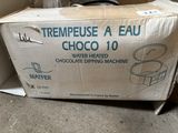 a box that is sitting on the floor next to a wall
