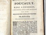 un livre avec un titre posé sur une table