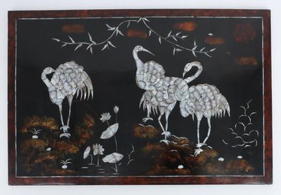 une photo d'un tableau représentant des oiseaux sur fond noir