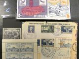 Plusieurs timbres et enveloppes sont exposés sur une table
