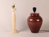une lampe posée à côté d'un vase sur une table