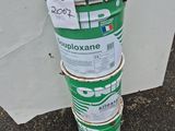 trois seaux de peinture empilés les uns sur les autres