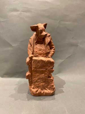 une image représentant la statue d'un homme assis sur une caisse