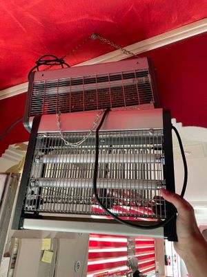 une personne qui tient un radiateur à la main