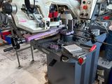 une machine posée sur une palette dans un entrepôt