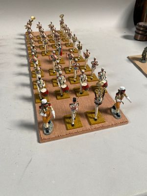 un grand nombre de figurines sur une table