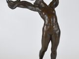 statue en bronze représentant un homme tenant un oiseau dans la main